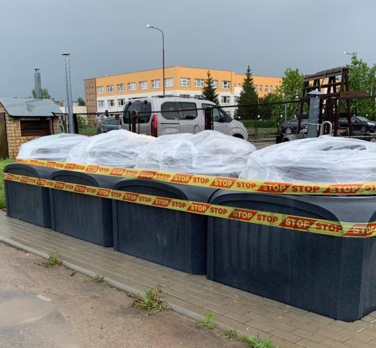 Ginčas su Šiaulių mieste pusiau požeminius atliekų surinkimo konteinerius įrenginėjančia bendrove gali baigtis sutarties nutraukimu.